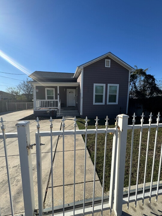 319 S Olive St in San Antonio, TX - Building Photo