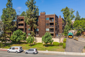 Woodspring in San Diego, CA - Building Photo - Building Photo