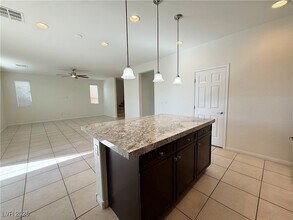 7769 Britton Rose Dr, Unit 5601-105 in Las Vegas, NV - Foto de edificio - Building Photo