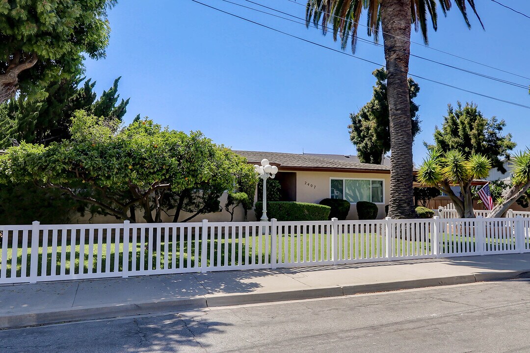 2407 Mackay Ln in Redondo Beach, CA - Building Photo