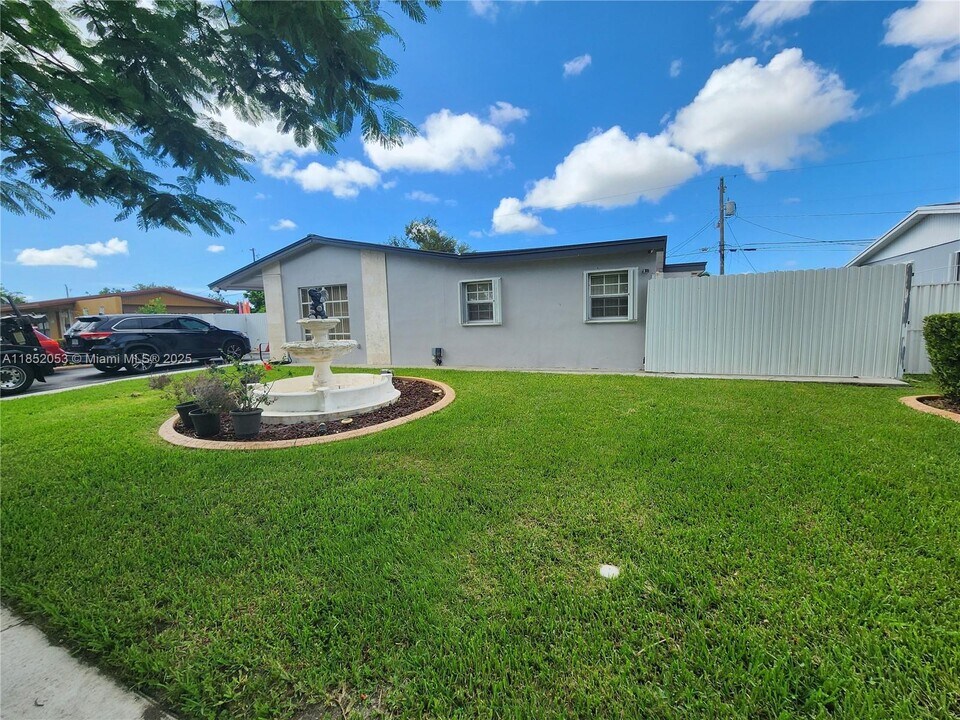 10500 SW 200th Terrace in Cutler Bay, FL - Building Photo