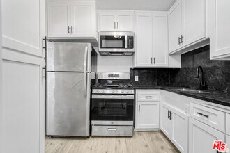 10620 Holman Ave in Los Angeles, CA - Building Photo - Building Photo