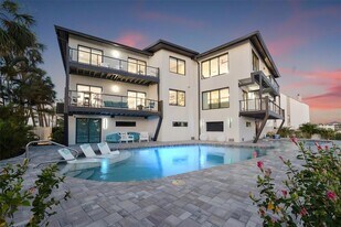 12400 Capri Cir N, Unit A in Treasure Island, FL - Building Photo