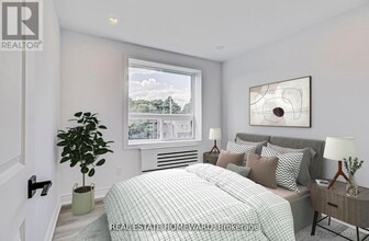 419 Woodbine Ave in Toronto, ON - Building Photo - Building Photo