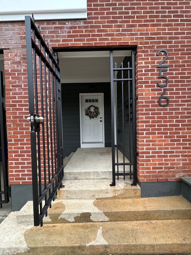 256 N 32nd St, Unit #1 in Philadelphia, PA - Foto de edificio - Building Photo