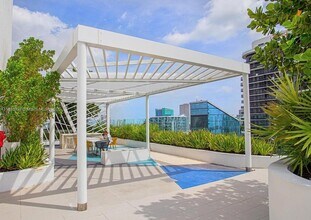 45 SW 9th St, Unit 2510 in Miami, FL - Building Photo - Building Photo