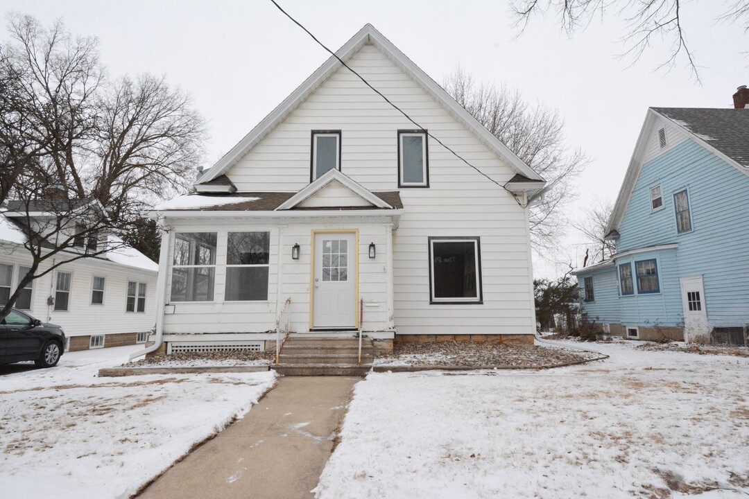 1001 E Center St in Rochester, MN - Building Photo