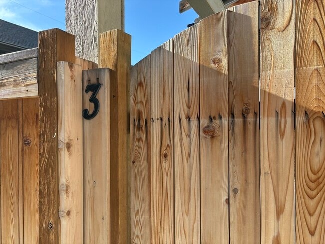 1015 Stockwell Ave in Kelowna, BC - Building Photo - Building Photo