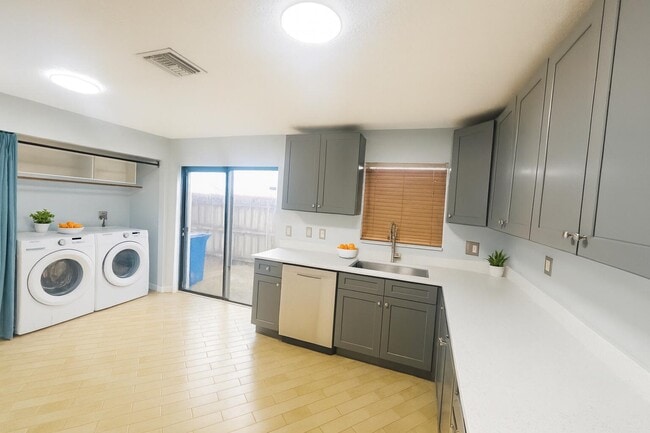 6242 NW 1st St in Margate, FL - Building Photo - Building Photo