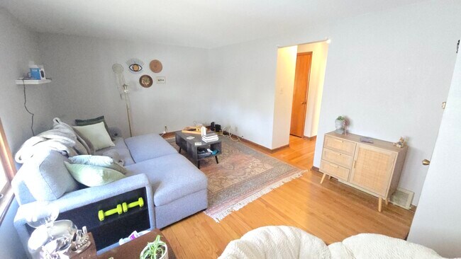 2233 S Mound St, Unit Upper in Milwaukee, WI - Building Photo - Building Photo