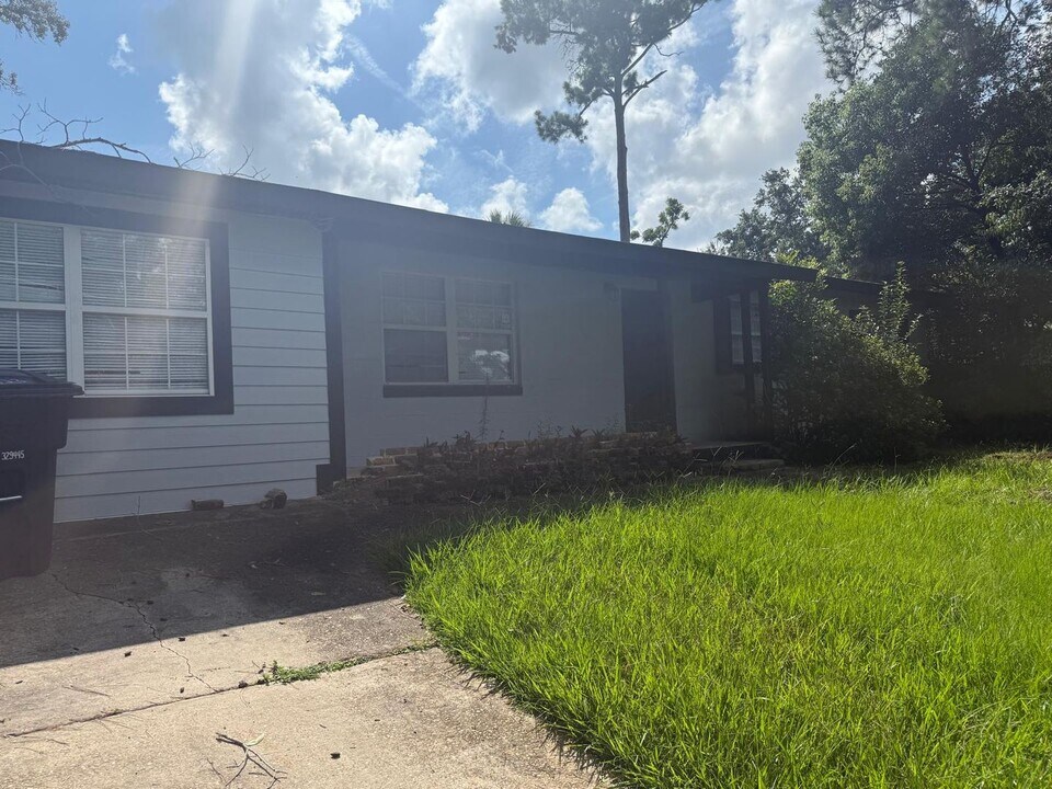 423 Fairbanks Dr in Tallahassee, FL - Building Photo
