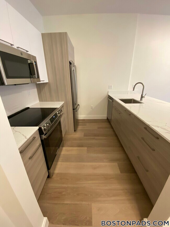 1079 Commonwealth Ave, Unit 206 in Boston, MA - Building Photo - Building Photo