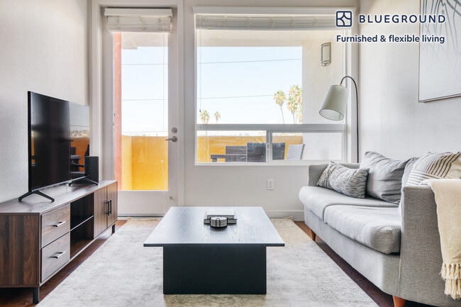 417 Centinela Ave