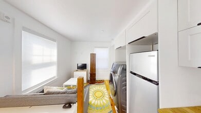 36 Shepard St, Unit 2 in Boston, MA - Foto de edificio - Building Photo