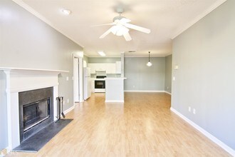 701 Vinings Forest Ln in Smyrna, GA - Foto de edificio - Building Photo