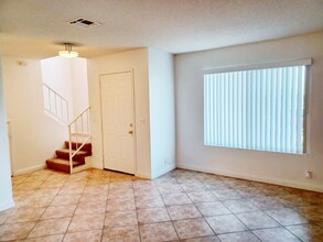 127 Tiger Ln in San Jacinto, CA - Foto de edificio - Building Photo