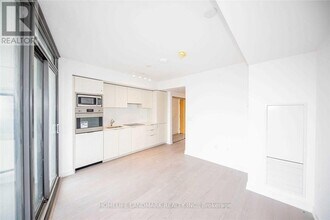 11 Wellesley St W in Toronto, ON - Building Photo - Building Photo
