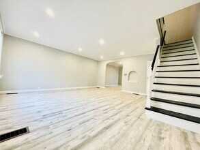 10257 63rd Ave in Forest Hills, NY - Foto de edificio - Building Photo