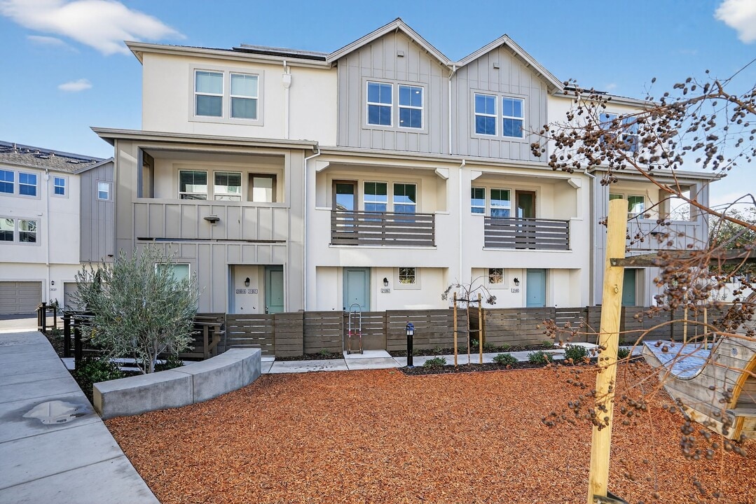 21061 Story St in Castro Valley, CA - Foto de edificio