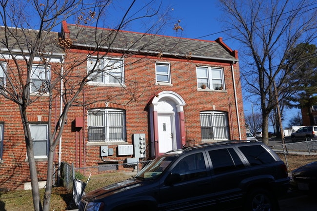 1324 Adams St NE