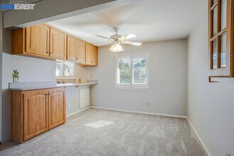 2055 Sierra Rd, Unit 111 in Concord, CA - Foto de edificio - Building Photo