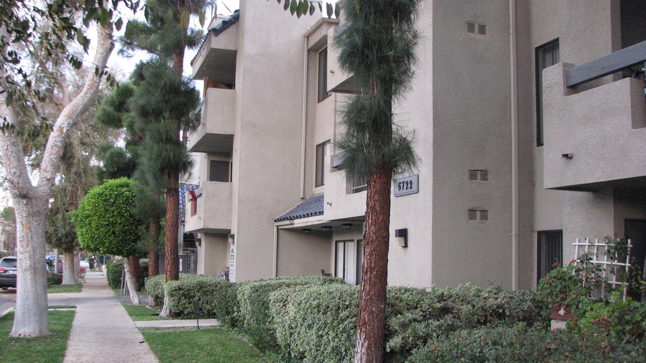 6722 Independence Ave in Los Angeles, CA - Building Photo