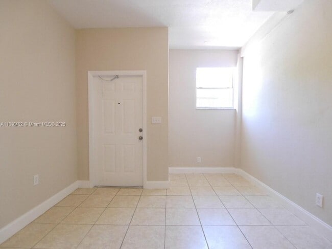 6555 SW 59th Pl in South Miami, FL - Building Photo - Building Photo