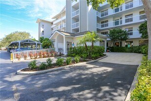 360 Horse Creek Dr in Naples, FL - Building Photo