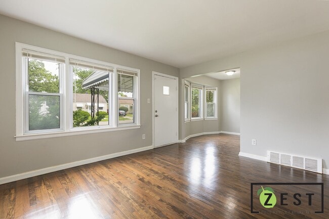 19366 Woodside St in Harper Woods, MI - Building Photo - Building Photo