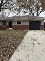 128 Vineyard Dr in Rossford, OH - Building Photo