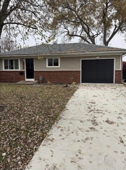 128 Vineyard Dr in Rossford, OH - Building Photo