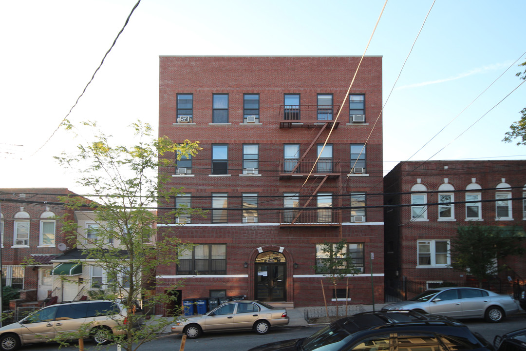 39-55 64th St in Flushing, NY - Building Photo