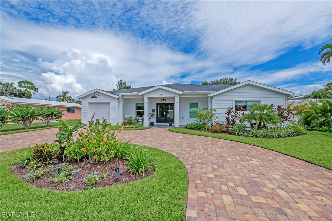 1262 10th St N in Naples, FL - Foto de edificio
