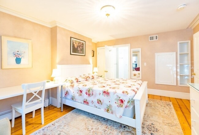 21 E Concord St, Unit 1 in Boston, MA - Foto de edificio - Building Photo