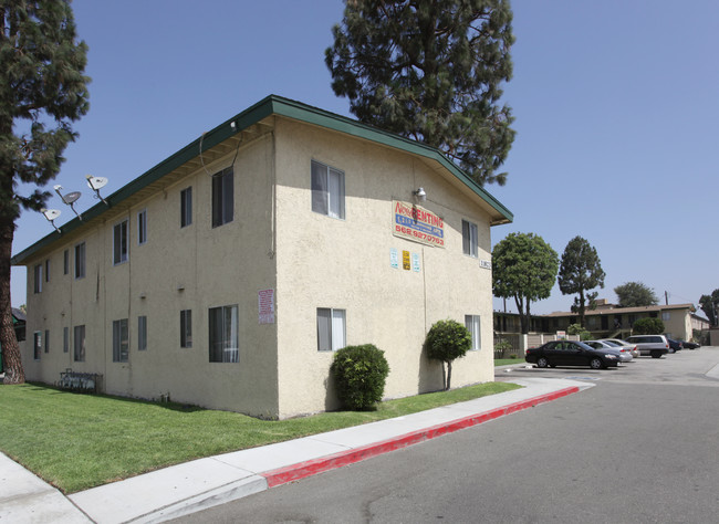 Downey Villa Apartments in Downey, CA - Building Photo - Building Photo