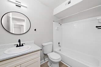 Meadowood Apartments in Kansas City, MO - Foto de edificio - Building Photo