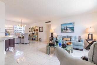 121 Golden Isles Dr in Hallandale Beach, FL - Building Photo - Building Photo