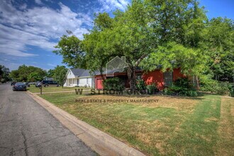 620 Harrison Ln in Hurst, TX - Foto de edificio - Building Photo