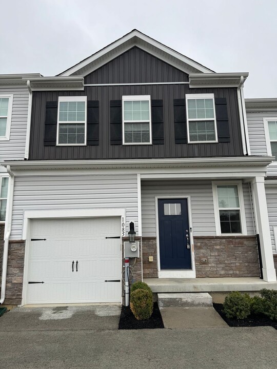 1085 Turnstone Dr in Fogelsville, PA - Building Photo