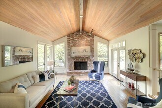 9020 NE 34th St in Yarrow Point, WA - Building Photo - Building Photo