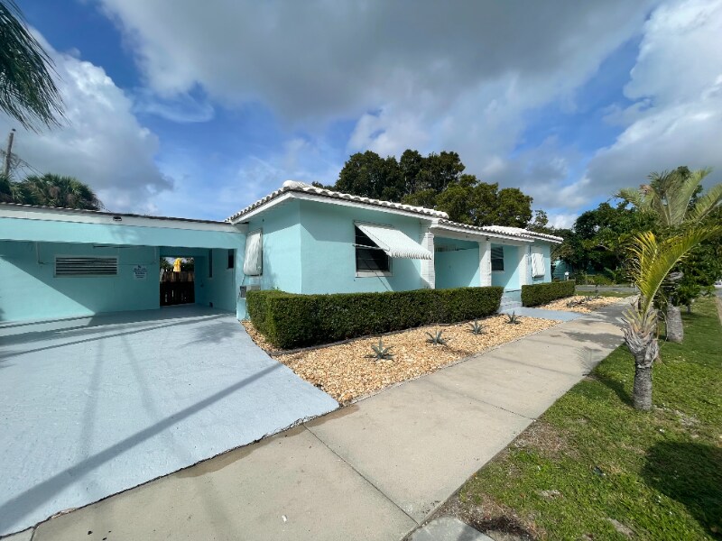 5213 Spruce Ave in West Palm Beach, FL - Building Photo