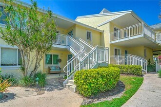 5564 NE Gulfstream Way in Stuart, FL - Building Photo - Building Photo