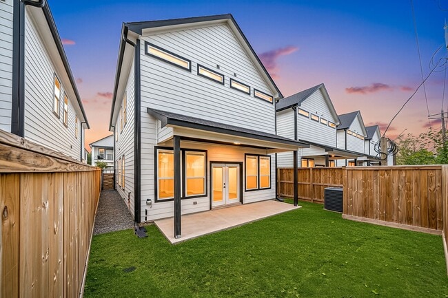 6480 T C Jester Blvd in Houston, TX - Building Photo - Building Photo