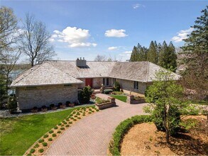 3345 Eagle Bluff Rd in Mound, MN - Foto de edificio - Building Photo