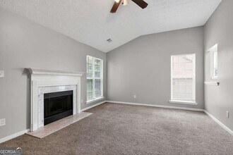 5470 Twin Lakes Dr in College Park, GA - Foto de edificio - Building Photo