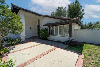 11723 Porter Valley Dr in Los Angeles, CA - Building Photo - Building Photo