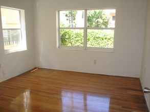 1011 9th St in Miami Beach, FL - Building Photo - Building Photo