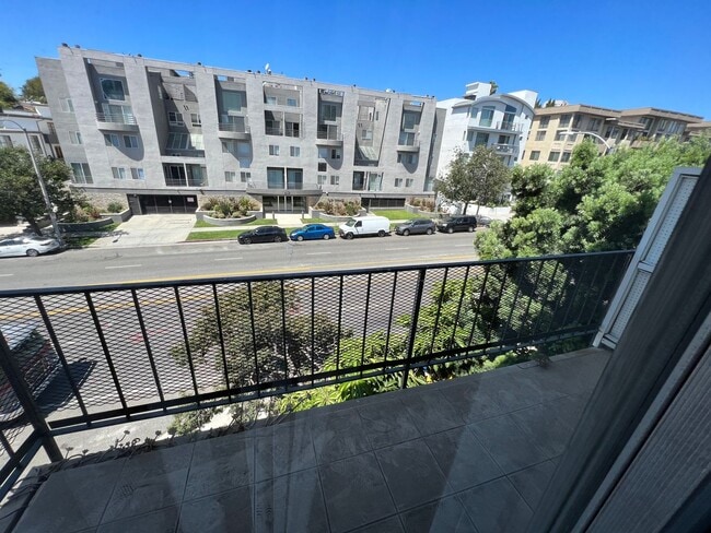 b1622 in Los Angeles, CA - Building Photo - Building Photo