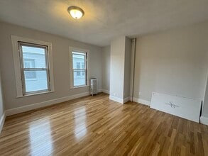 24 Foster St, Unit 1 in Boston, MA - Foto de edificio - Building Photo