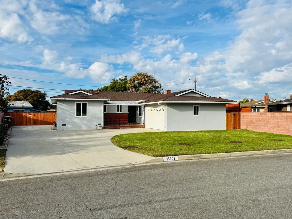 13401 Sunnyvale Ave in Garden Grove, CA - Building Photo